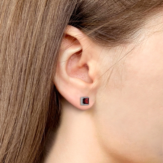 Кольцо из серебра с гранатом и фианитами