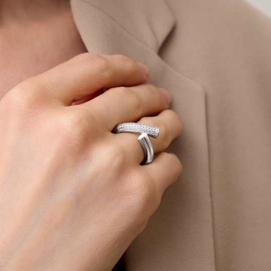 Кольцо из серебра с ювелирным кристаллом и фианитами