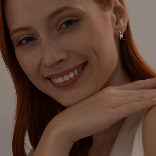 Кольцо из серебра с гранатом и фианитами