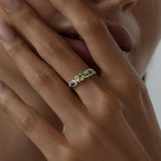 Серьги из серебра с хризолитами и фианитами