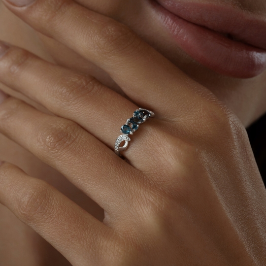 Кольцо из серебра с фианитами