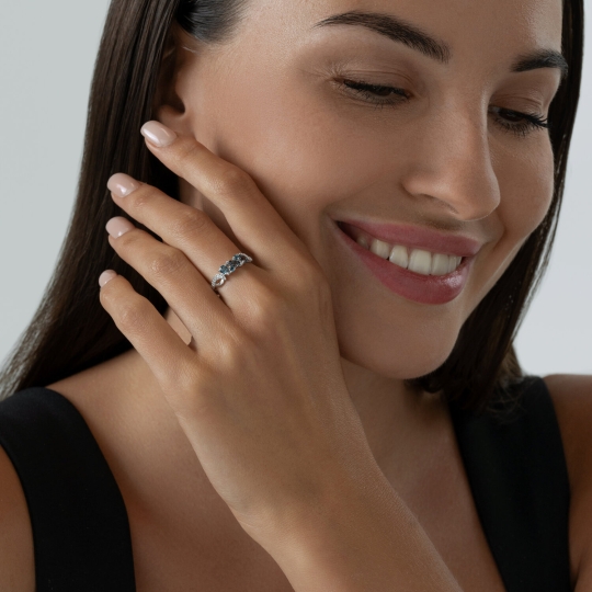 Кольцо из серебра с фианитами