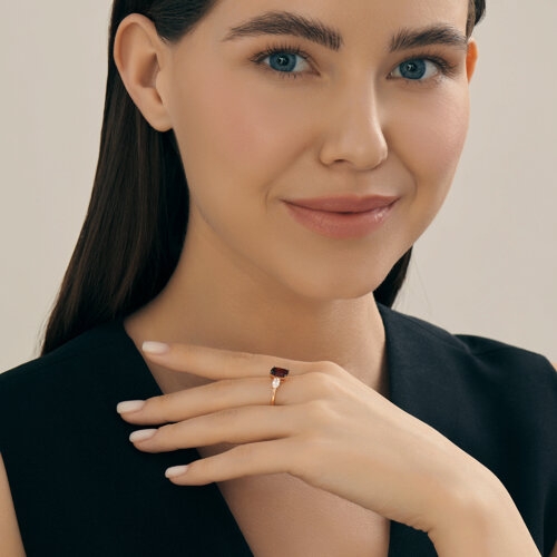 Кольцо из серебра с позолотой, гранатом и фианитами