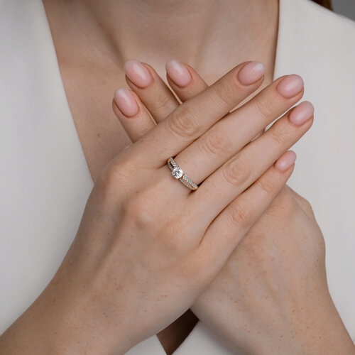 Кольцо из серебра с ювелирным кристаллом