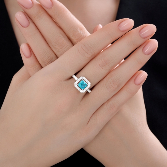 Кольцо из серебра с фианитами