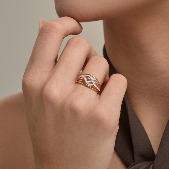 Кольцо из золота с бриллиантами и изумрудом