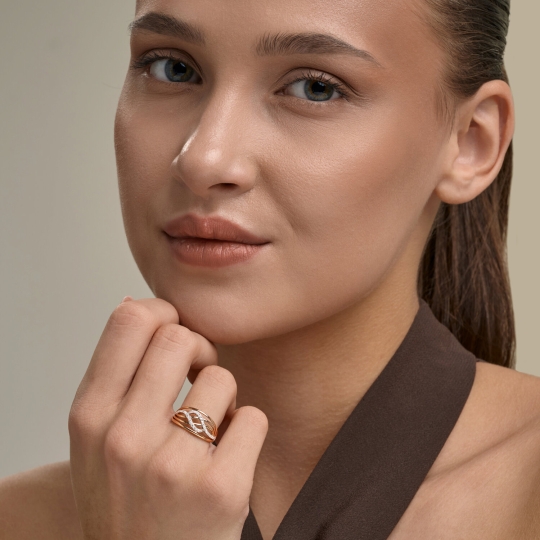 Кольцо из золота с бриллиантами и изумрудом