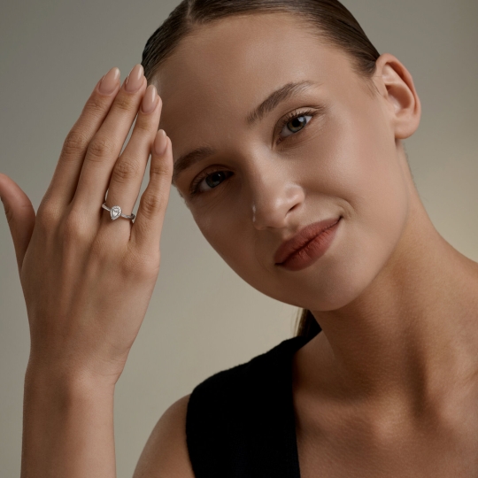 Кольцо из серебра с выращенными бриллиантами