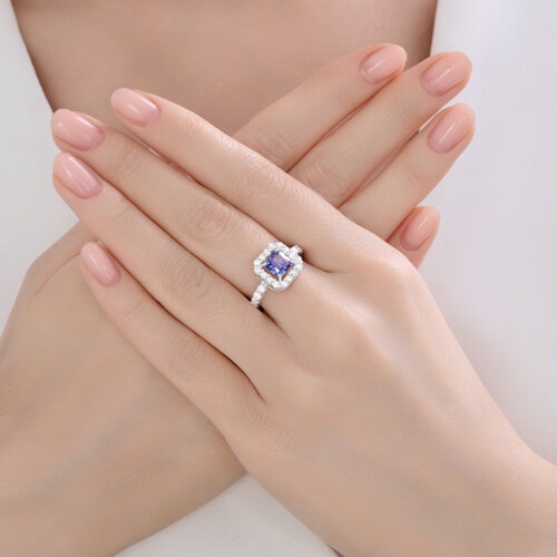 Кольцо из серебра с фианитами