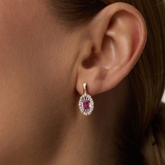 Кольцо из золота с бриллиантами и рубином