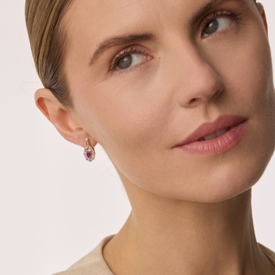 Кольцо из золота с бриллиантами и рубином