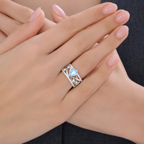 Кольцо из серебра с фианитами