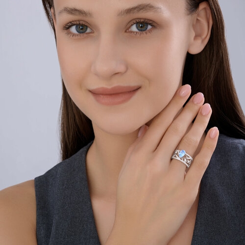 Кольцо из серебра с фианитами