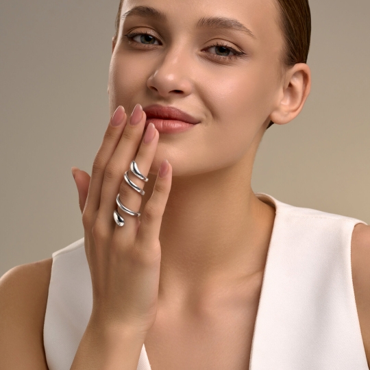 Кольцо из серебра с ювелирными кристаллами и фианитами