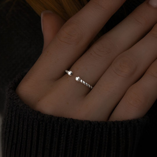 Кольцо из серебра с черными фианитами