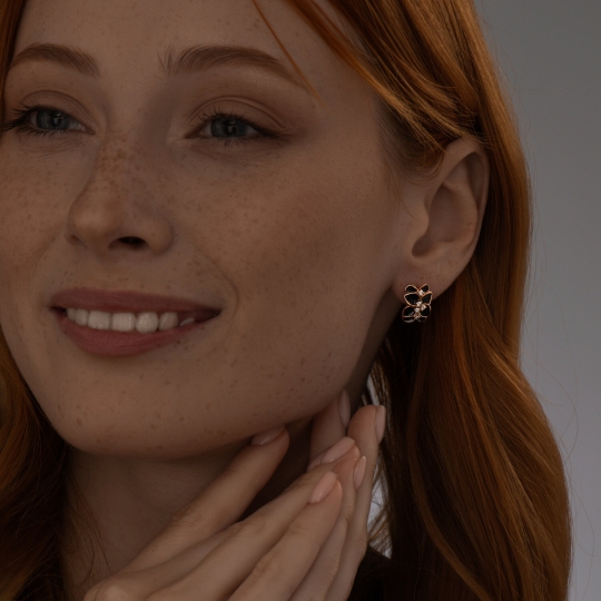 Серьги из серебра с позолотой, гранатами и фианитами