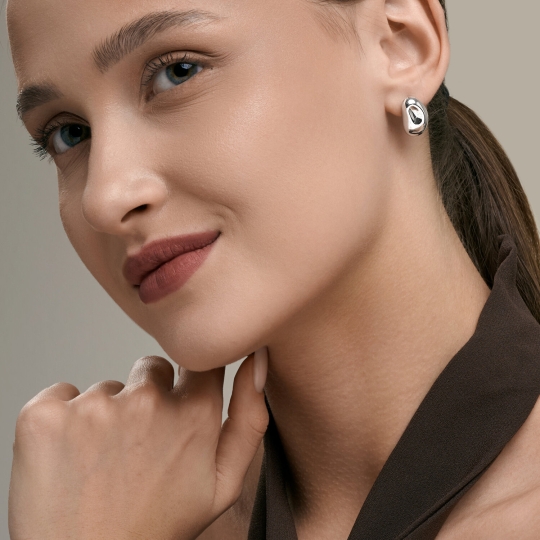 Одиночная серьга из серебра с фианитом