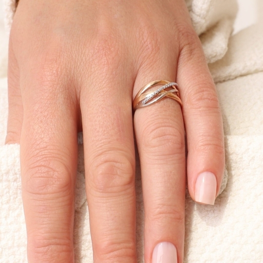 Кольцо из золота с бриллиантами и изумрудом