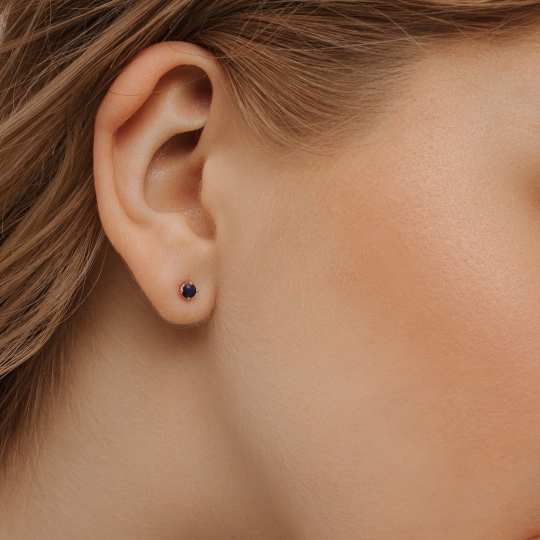 Серьги из белого золота с бриллиантами и сапфировыми корундами