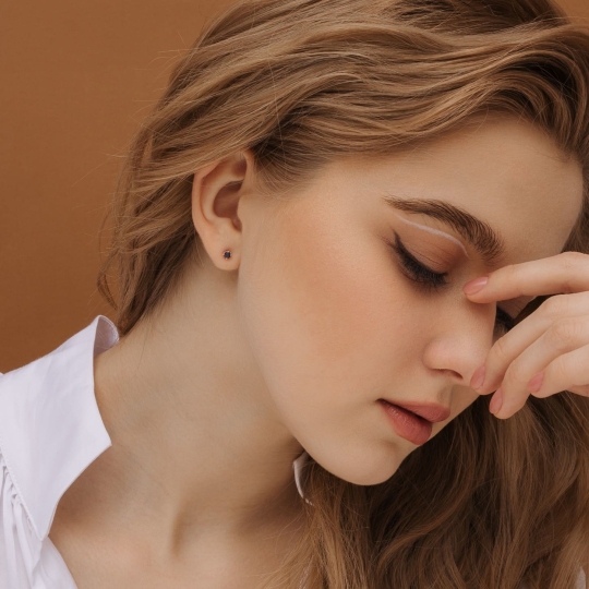 Серьги из белого золота с бриллиантами и сапфировыми корундами