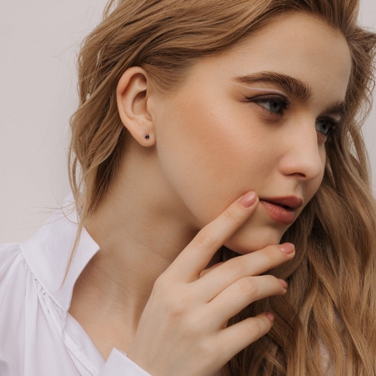 Серьги из белого золота с бриллиантами и сапфировыми корундами