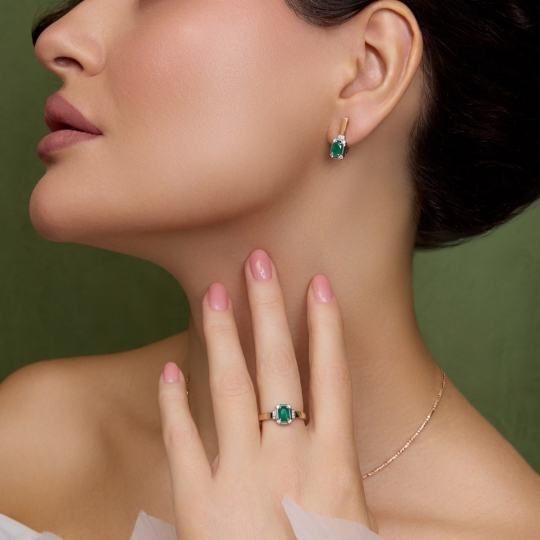 Серьги из золота с бриллиантами и изумрудами