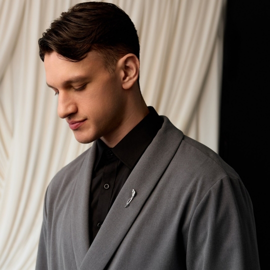 Брошь из серебра с фианитами