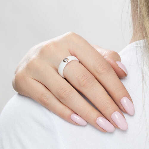 Кольцо из керамики с вставкой из лимонного золота и бриллиантом