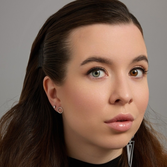 Серьги из серебра с гранатами и фианитами