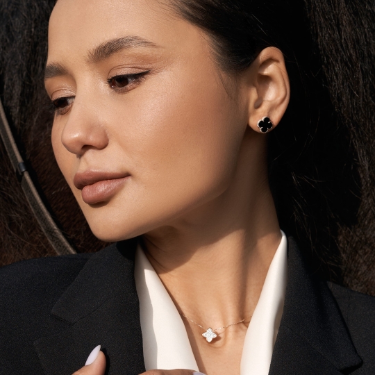 Серьги из золота с ониксами