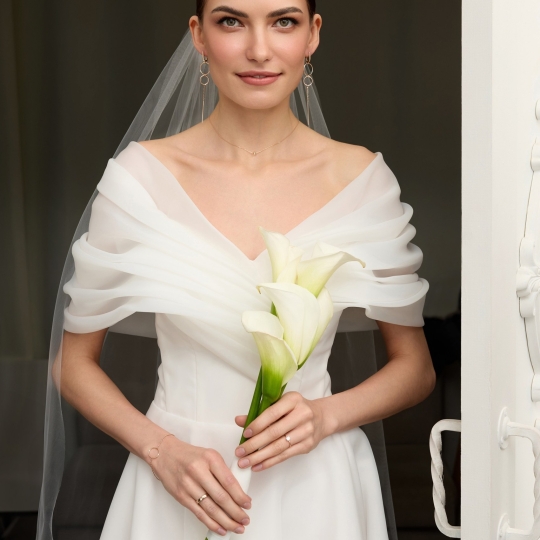 Обручальное кольцо из золота с бриллиантом