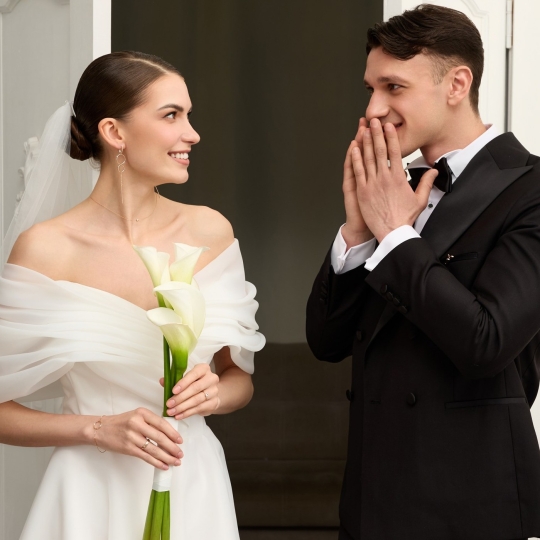 Обручальное кольцо из золота с бриллиантом