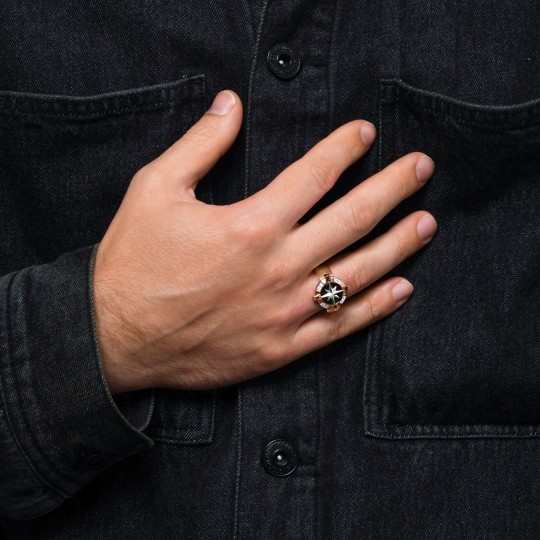 Кольцо из золота с ониксом и фианитами