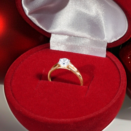 Кольцо из золота с фианитом