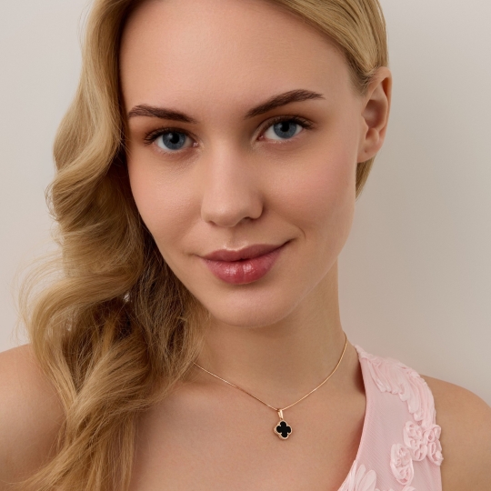 Подвеска из золота с ониксом