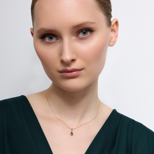 Подвеска из золота с изумрудом