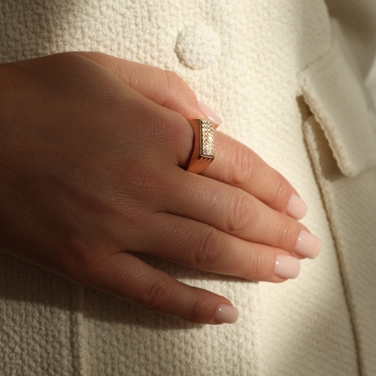 Кольцо-печатка из золота 